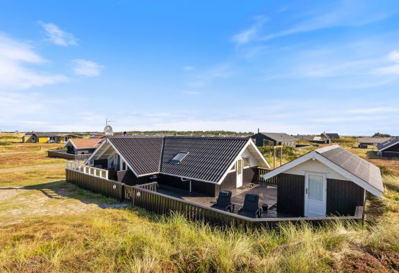 Strandnahes Ferienhaus mit Kamin in Bjerregård