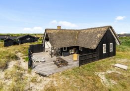 Charmerende sommerhus i Bjerregård med stor terrasse