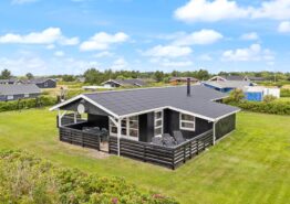 Hyggeligt sommerhus på Kirksvej tæt ved købmanden