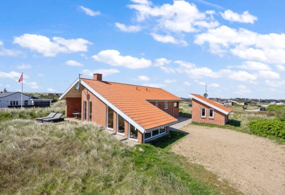 Arkitekttegnet sommerhus i Bjerregård med brændeovn og sauna