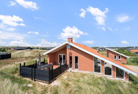 Arkitekttegnet sommerhus i Bjerregård med brændeovn og sauna
