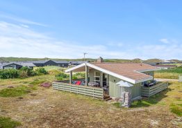 Strandnært sommerhus i Bjerregård til 6 personer med brændeovn