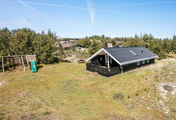Sommerhus i Vestjylland med hyggelig alkove og brændeovn
