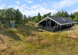Sommerhus i Vestjylland med hyggelig alkove og brændeovn
