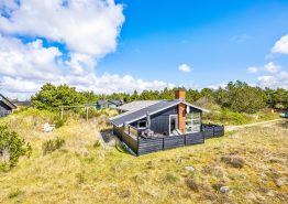 Sommerhus i Bjerregård med brændeovn og lukket terrasse