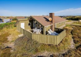 Sommerhus med dejlig, lukket terrasse i Bjerregård