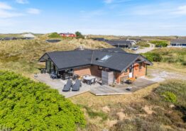 Flot sommerhus med flere gode terrasser