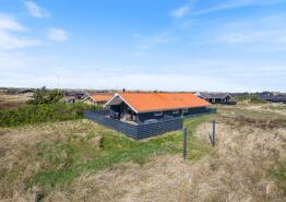 Lyst sommerhus på naturgrund – kun 650 meter fra stranden