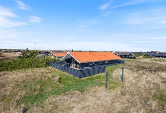 Lyst sommerhus på naturgrund – kun 650 meter fra stranden
