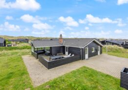 Rummeligt sommerhus med brændeovn – 200 meter fra stranden