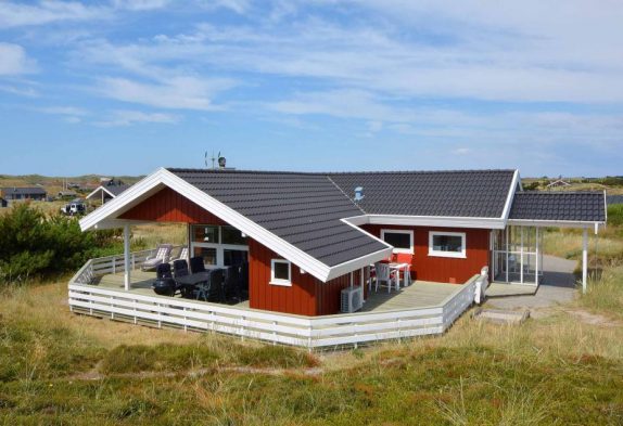 Et fredfyldt feriehus med lukket terrasse og hund tilladt