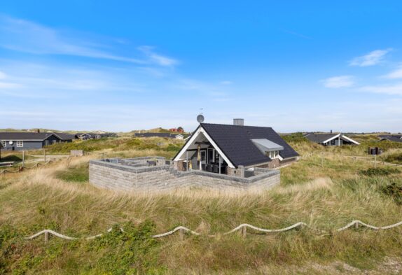 Dejligt sommerhus med brændeovn og stor terrasse, tæt på havet