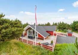 Velholdt sommerhus i Bjerregård med gode terrasser