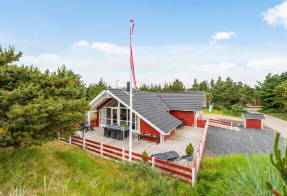 Gepflegtes Ferienhaus in Bjerregård mit guten Terrassen