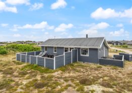 Strandnært sommerhus i Bjerregård med brændeovn og udebruser