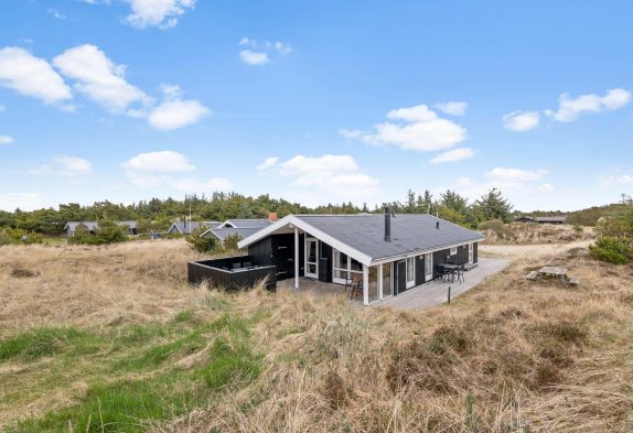 Et dejligt sommerhus i Bjerregård med brændeovn og sauna