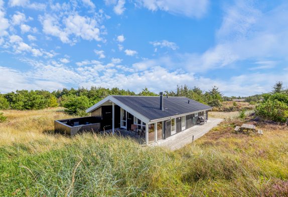 Et dejligt sommerhus i Bjerregård med brændeovn og sauna