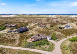 Hyggeligt feriehus med spa og stor terrasse på læfyldt grund