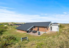 Dejligt feriehus med infrarød sauna og aktivitetsrum – 250m fra havet
