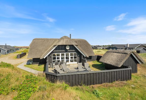 Reetgedecktes Ferienhaus an der dänischen Westküste