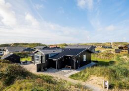 Indbydende, strandnært sommerhus i Bjerregård med sauna og spa