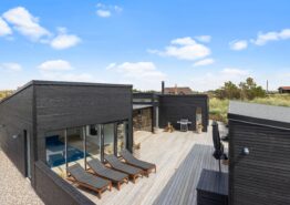 Luksus wellness-poolhus med udespa, udesauna og el-ladestik