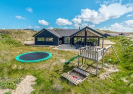 Stort femstjernet poolhus med aktivitetsrum, sauna og spa