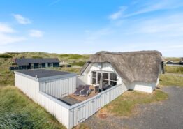 Stråtækt sommerhus beliggende 100 meter fra stranden