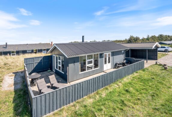 Hyggeligt sommerhus med lukket terrasse