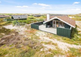 Hyggeligt sommerhus med brændeovn tæt på stranden
