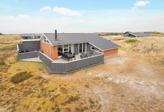 Flot, muret sommerhus i Vestjylland med gode terrasser
