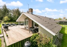 Charmerende feriehus til 6 personer i Bjerregård