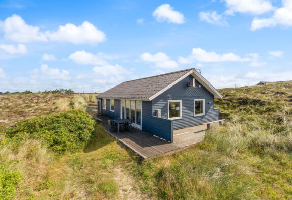 Skønt 6-personers sommerhus på naturgrund nær stranden