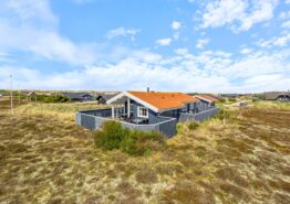 4-personers træsommerhus ved Vesterhavet med dejlige terrasser