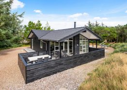 Kvalitetshus med lukket terrasse på læfyldt grund