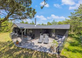 Skønt feriehus med god terrasse på fredelig og læfyldt grund