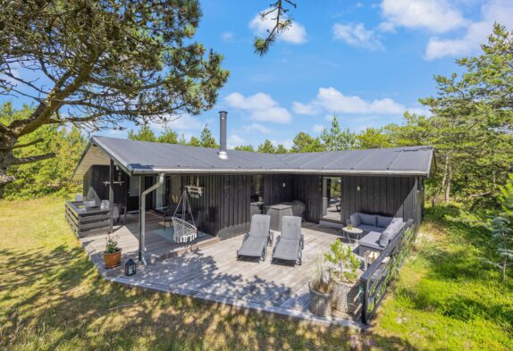 Skønt feriehus med god terrasse på fredelig og læfyldt grund