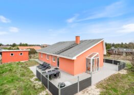 Fint sommerhus med spabad og sauna