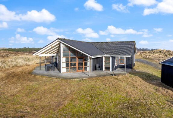 Charmerende feriehus med sauna og spabad i Bjerregård