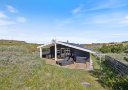 Dejligt sommerhus med skøn terrasse og tæt på havet