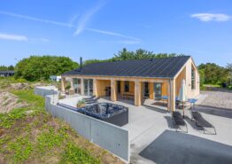 Lækkert feriehus til 8 personer med udespa og -bruser. Kat. nr.:  B2346, Heidesvej 1