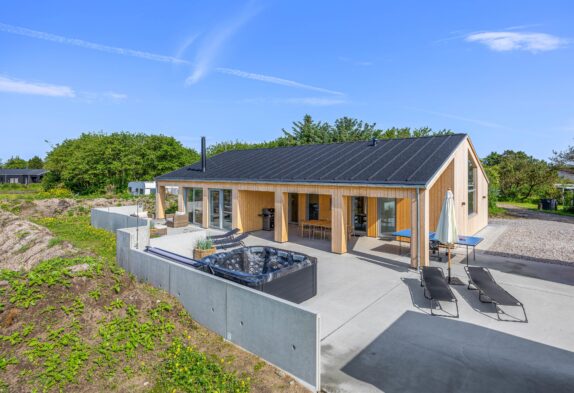 Ferienhaus für 8 Personen mit Außenwhirlpool und Dusche