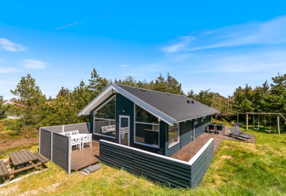 Skønt sommerhus med brændeovn og hund tilladt