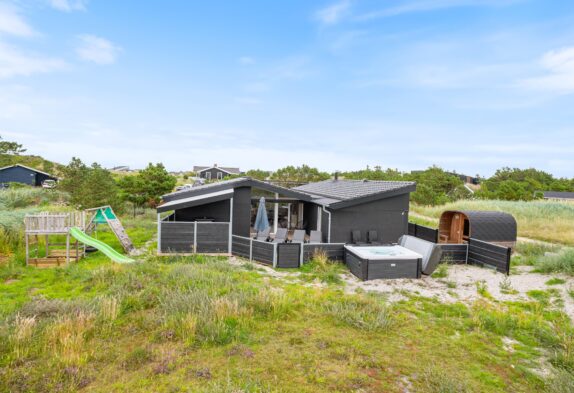 Stilvolles Ferienhaus mit Outdoor-Sauna und Aktivitätsraum