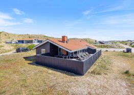 Feriehus med lukket terrasse, brændeovn og varmepumpe