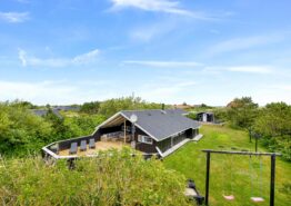 Sommerhus på skøn plænegrund med lukket terrasse, hund tilladt