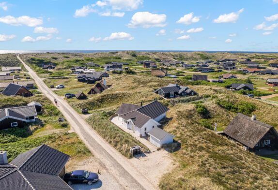 Hell eingerichtetes Ferienhaus, nur 200m zum Sandstrand