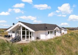 Lyst sommerhus i Bjerregård med spabad og 200 meter til stranden