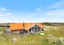 Sommerhus på kuperet naturgrund med sauna og god fryser