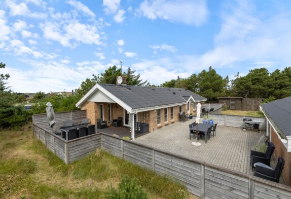 Moderne sommerhus til 8 personer med aktivitetsrum og spa